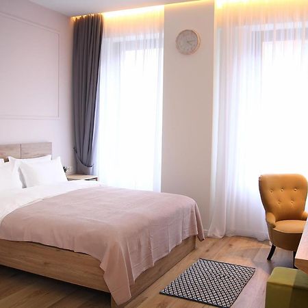Parilament On Rustaveli 4 Rooms Tbilissi Extérieur photo