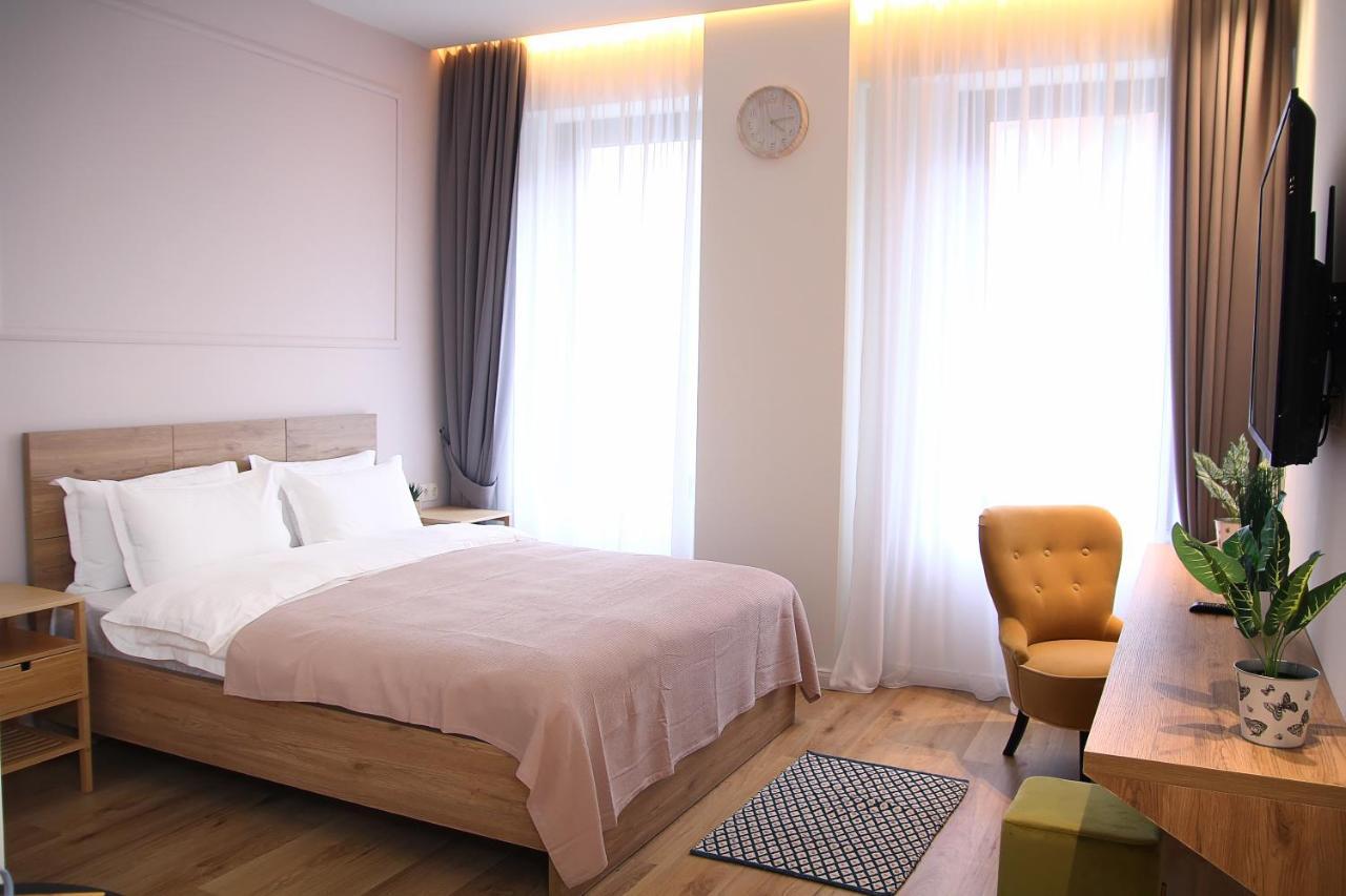 Parilament On Rustaveli 4 Rooms Tbilissi Extérieur photo